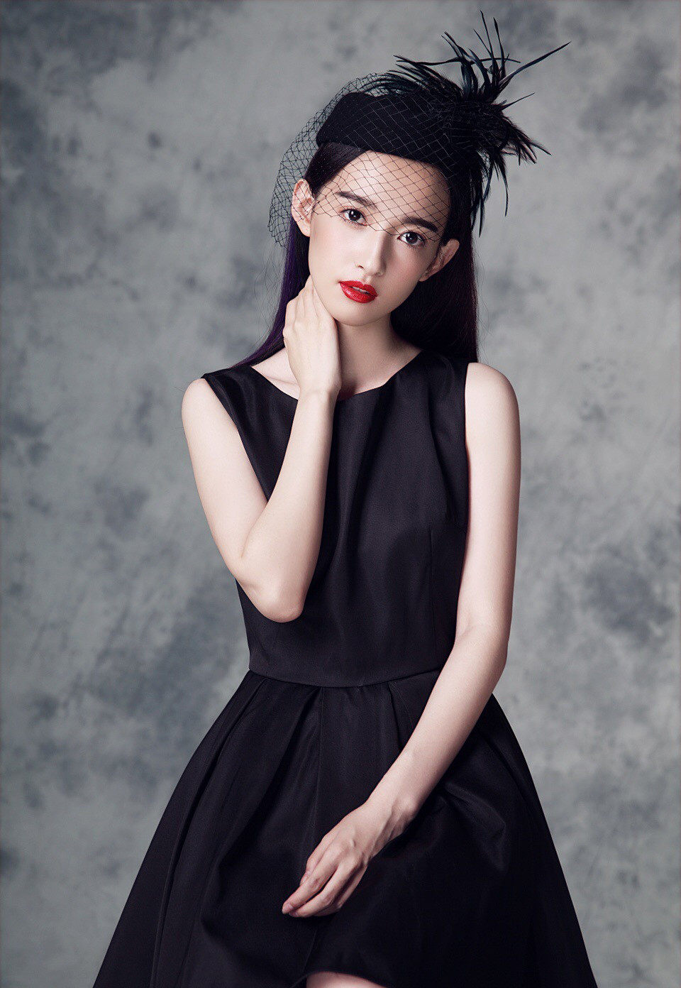 95年狮子座女生康宁性感黑色礼服图片
