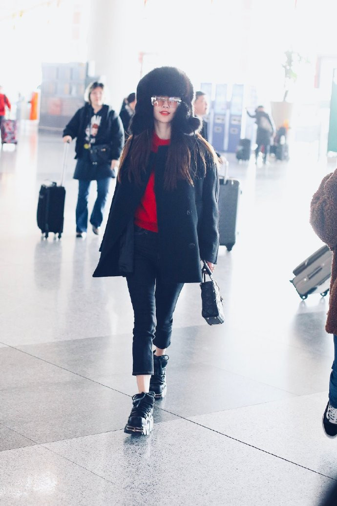 中国美女明星Angelababy毛绒帽五官精致机场街拍图片