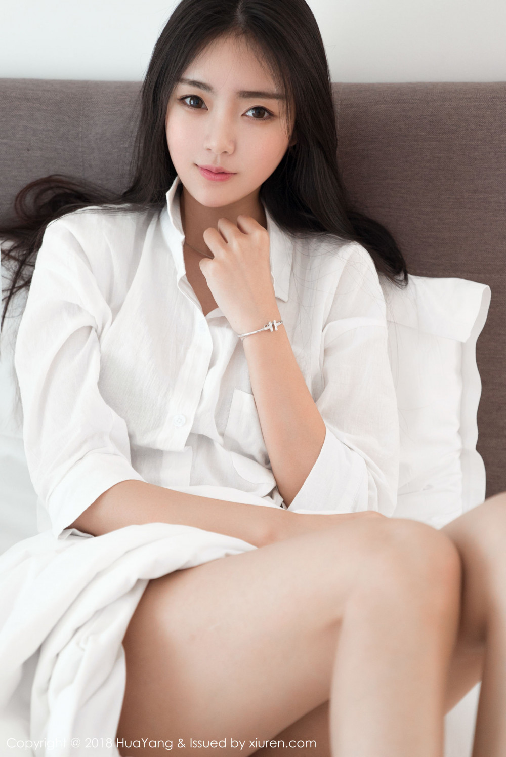 清纯可爱美女可樂Vicky白衬衫诱人床上写真集