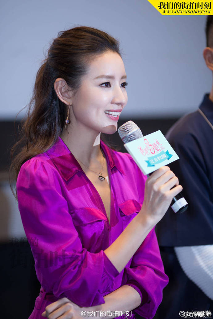 气质美女演员董洁紫红色连衣裙出席活动