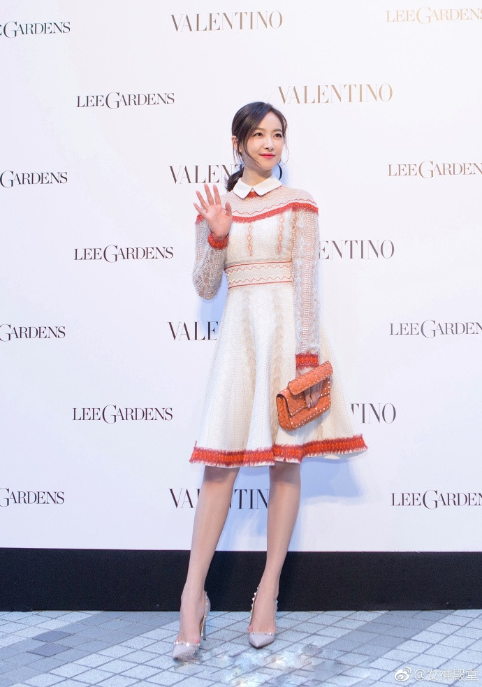 大眼美女明星宋茜身穿Valentino2017早秋系列连衣裙