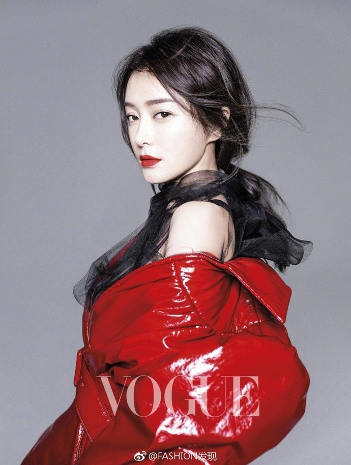 大陆美女明星秦岚《Vogue》台湾十月刊封面图片