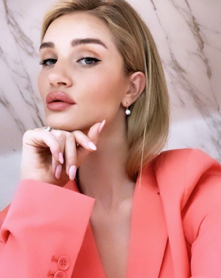 欧美美女超模Rosie Huntington Whiteley私服街拍图片