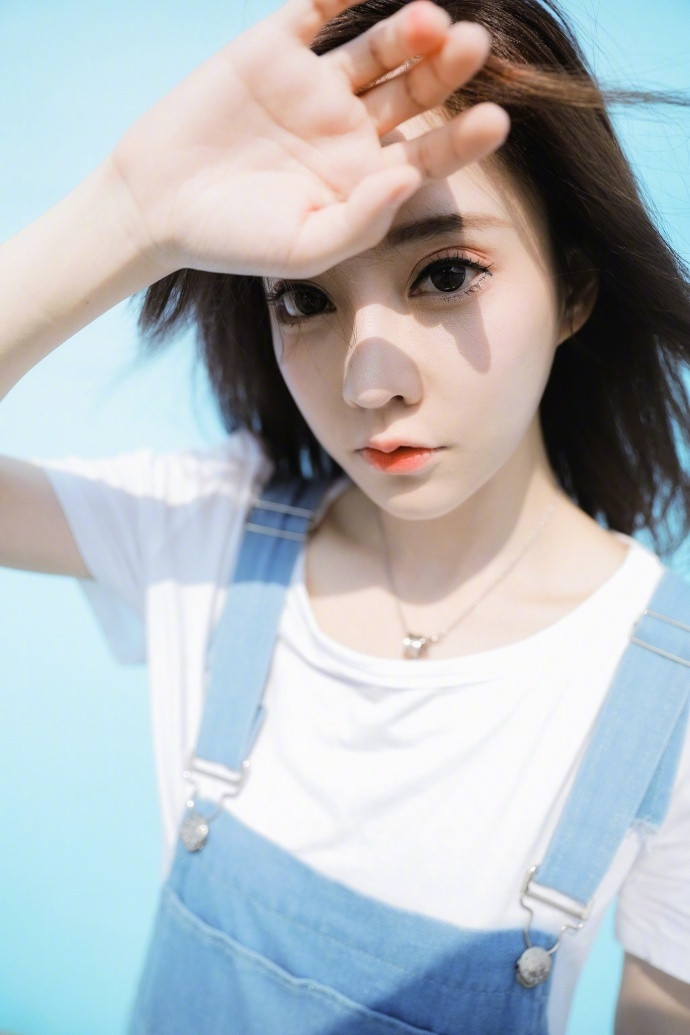 可爱美女冯提莫图片_斗鱼冯提莫清纯学生装扮写