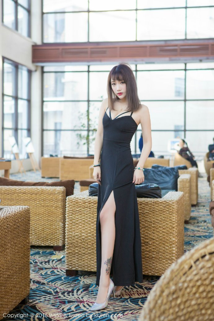 网络美女模特Akiki慕慕黑色高开叉连衣裙写真
