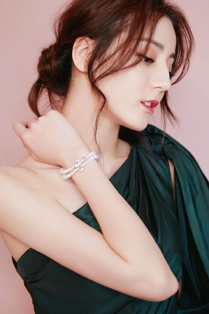 新疆美女图片 内地女明星迪丽热巴七月行程图片