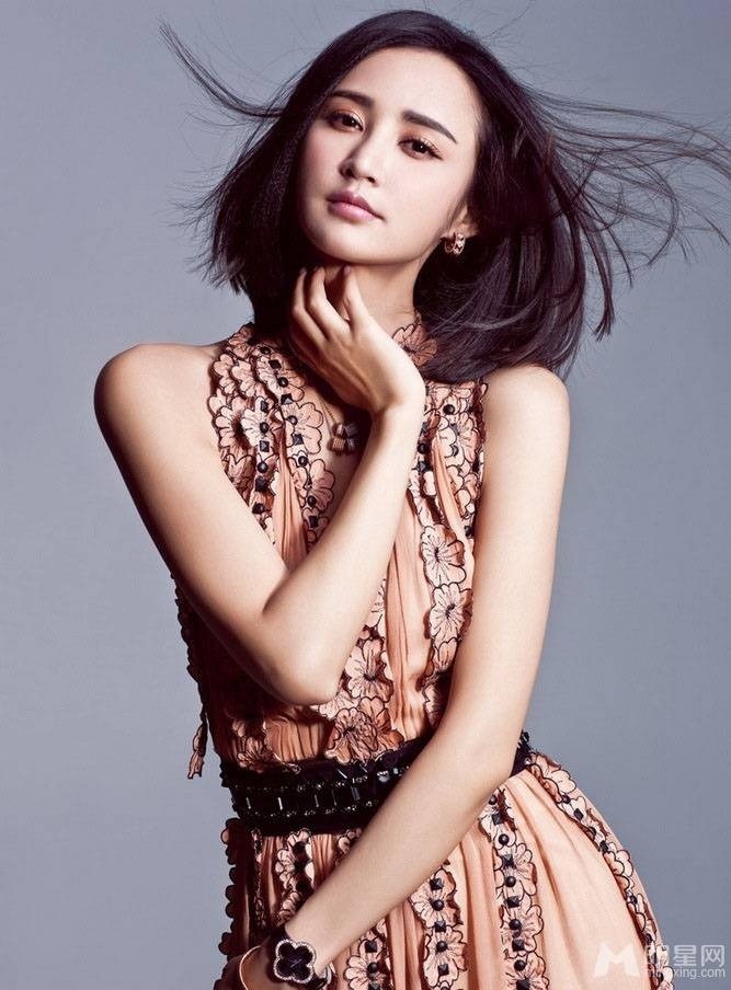 短发美女明星二姐张歆艺眼神犀利尽显女王范