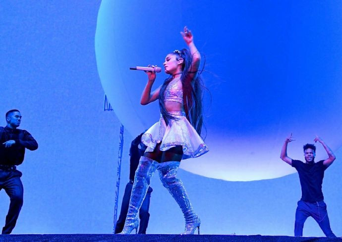 欧美美女歌手Ariana Grande Coachella音乐节表演图片