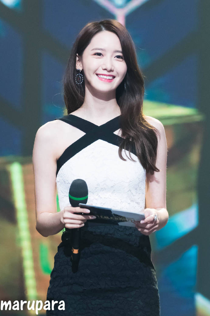 韩国美女明星林允儿主持节目笑靥如花