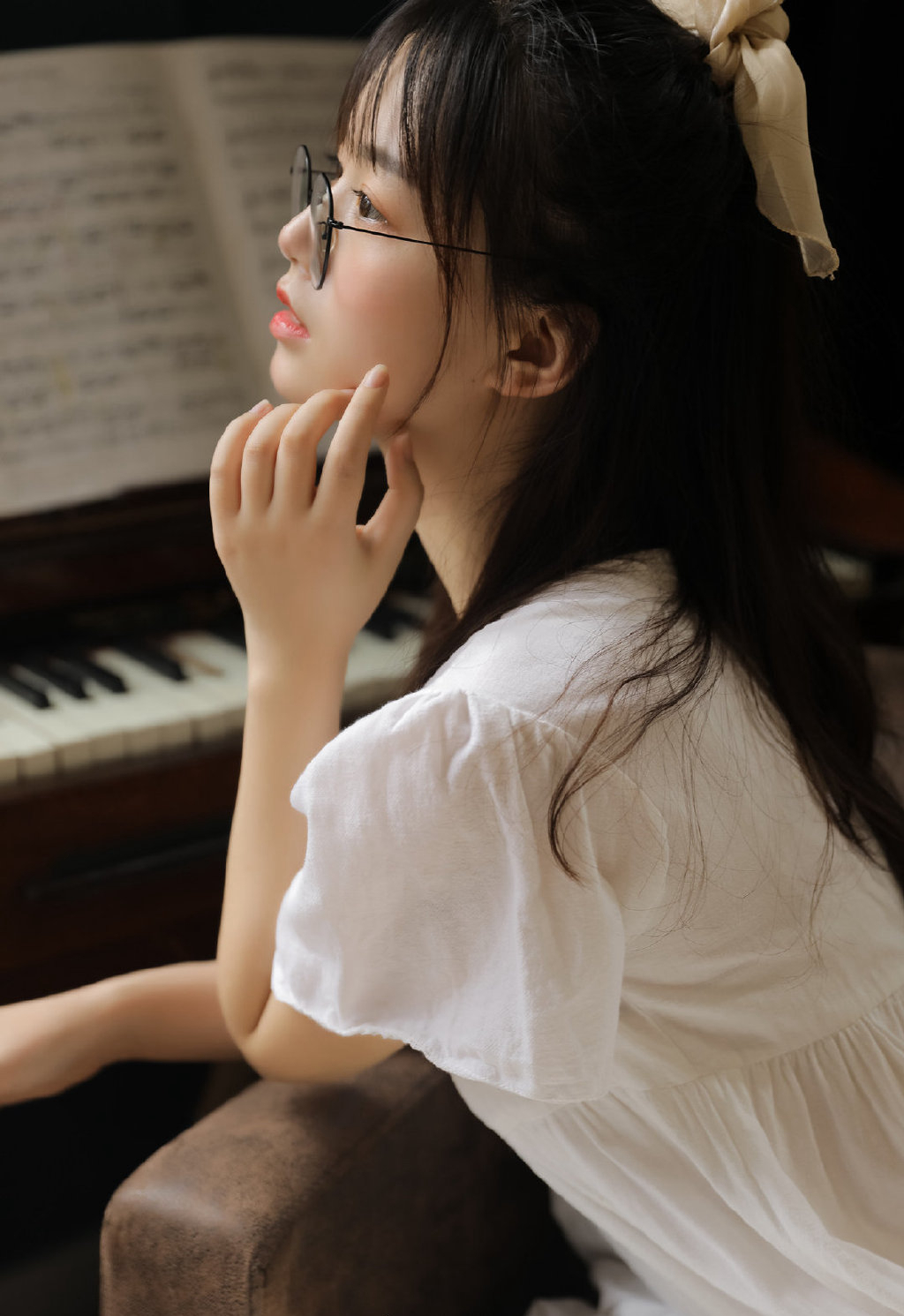 唯美少女弹钢琴图片