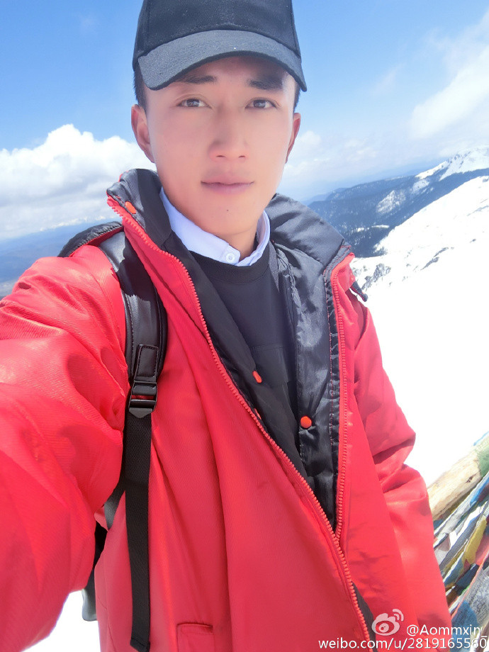 网络红人帅哥_不输宋仲基的武警战士杨明鑫自拍