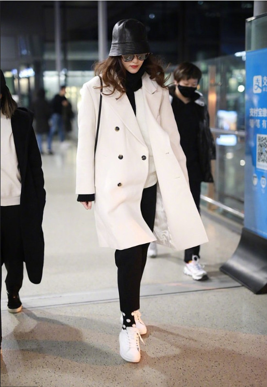上海美女明星唐嫣白色大衣机场照图片