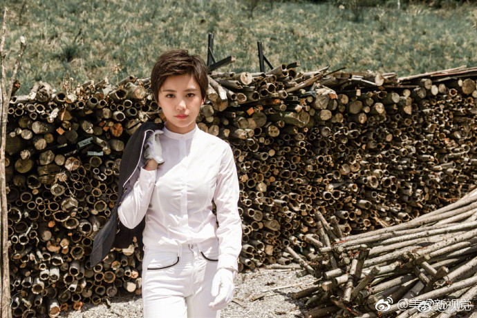 浙江美女主持人伊一白马王子帅气写真