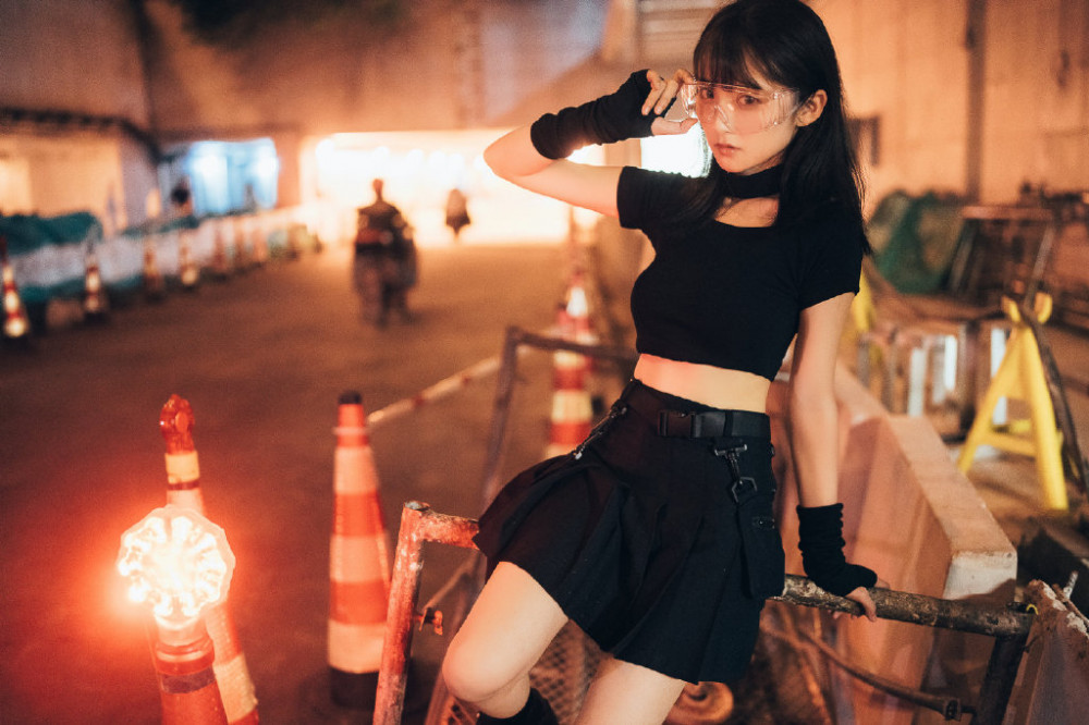 酷酷女孩霸气写真,酷酷美女图片小清新拿手机写真