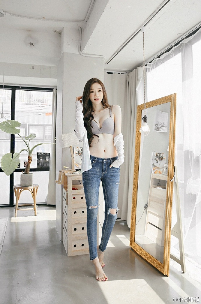 长腿美女模特牛仔裤翘臀写真