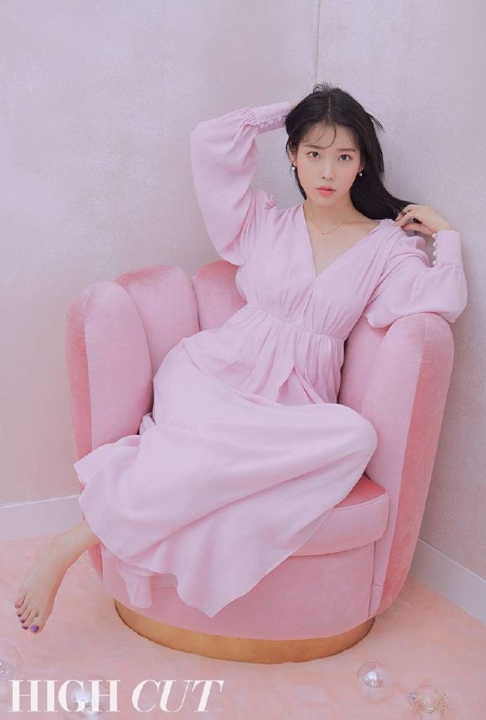 韩国美女明星IU 《HIGH CUT》新刊封面图片