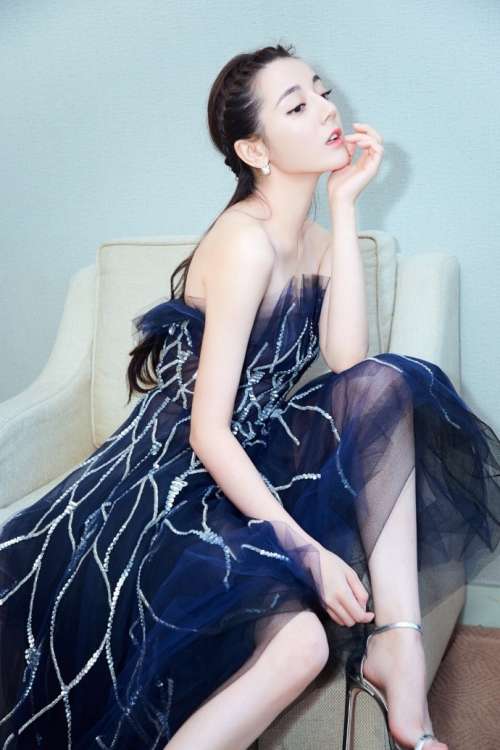 新疆美女明星迪丽热巴身穿黑色纱裙仙气飘飘花