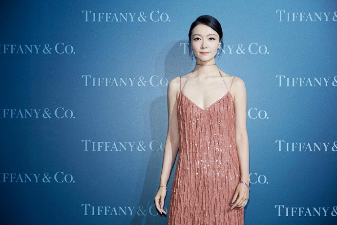 美女明星齐溪穿吊带亮片裙亮相Tiffany晚宴性感写