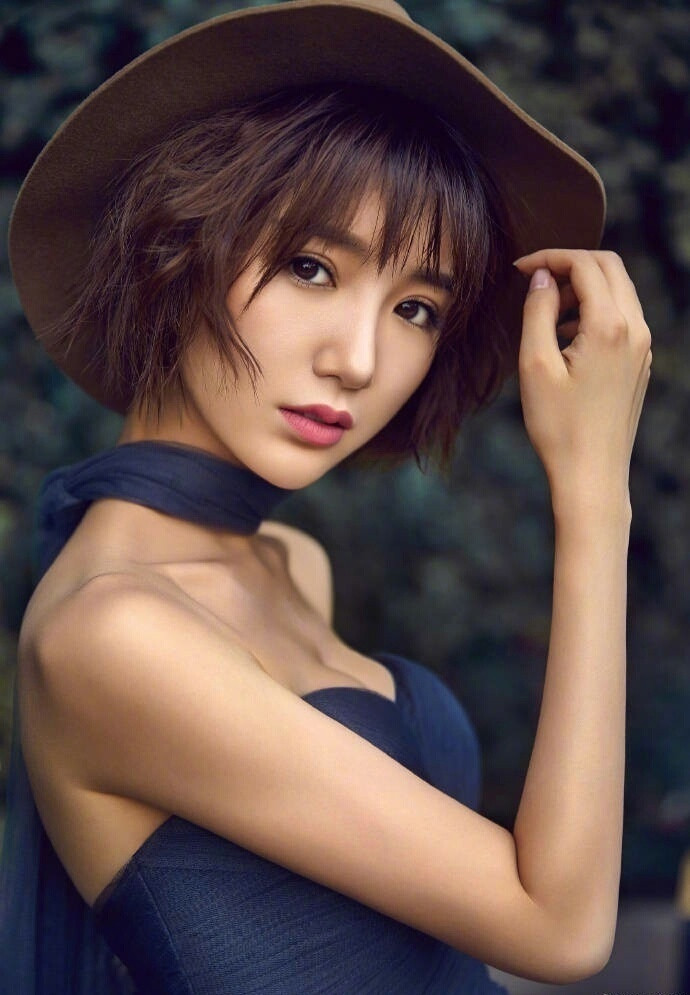 短发美女毛晓彤娇俏可人时尚写真