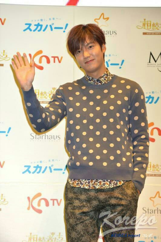 韩国男明星李敏镐圆点毛衣穿出好校草好邻家的