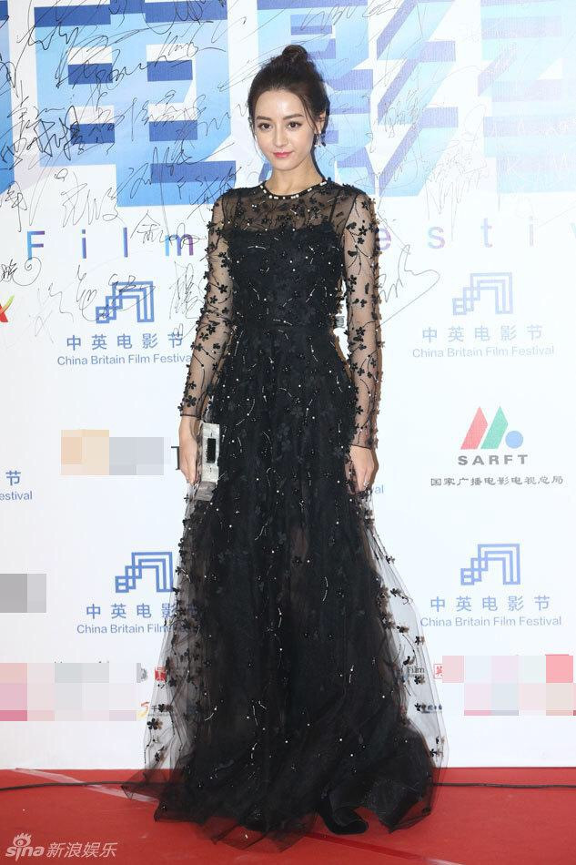 异域美女明星迪丽热巴图片_活动礼服迪丽热巴写