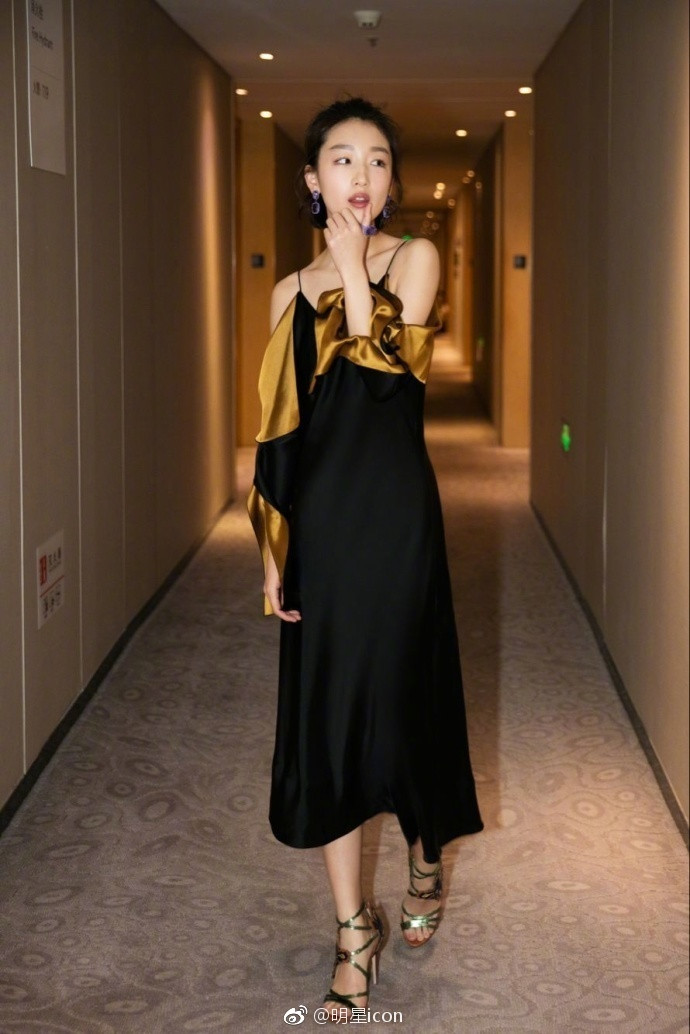 古灵精怪小眼美女明星周冬雨演绎性感小女人穿
