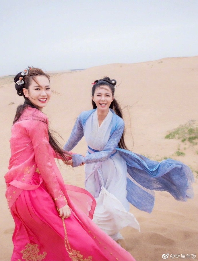 内地美女明星沈梦辰戚薇如仙女下凡般嘟嘴亲吻
