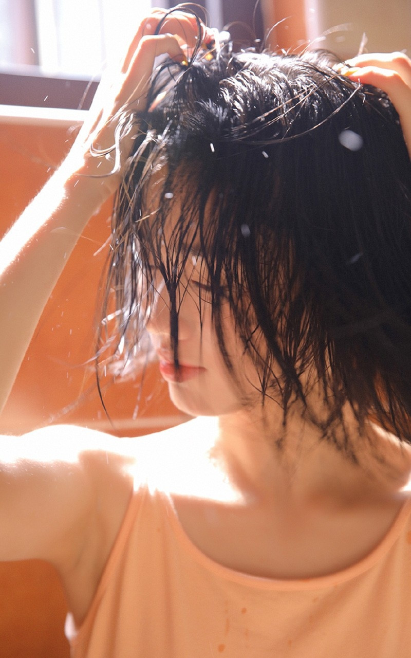 吊带背心美女图片背影,清纯美女吊带背心淋浴写真