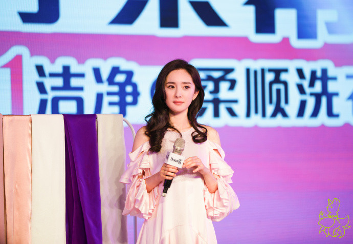 北京美女明星杨幂代言活动图片