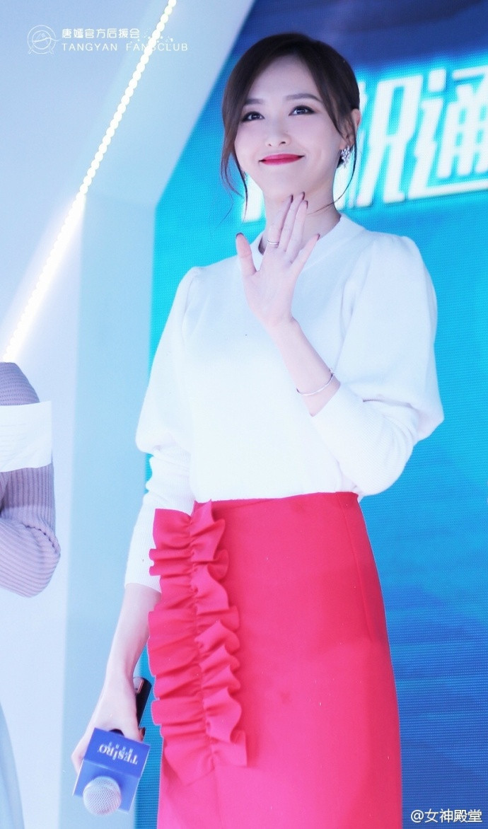 淑女范儿十足上海美女唐嫣烈焰红唇白衣红裙出