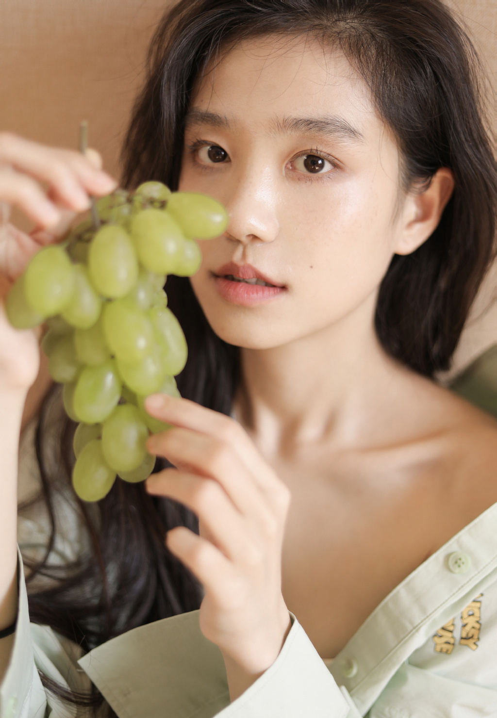 奶茶少女高清图片,吃小葡萄少女高清写真