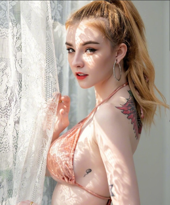 欧美美女模特Jessie Vard魔鬼身材性感图片