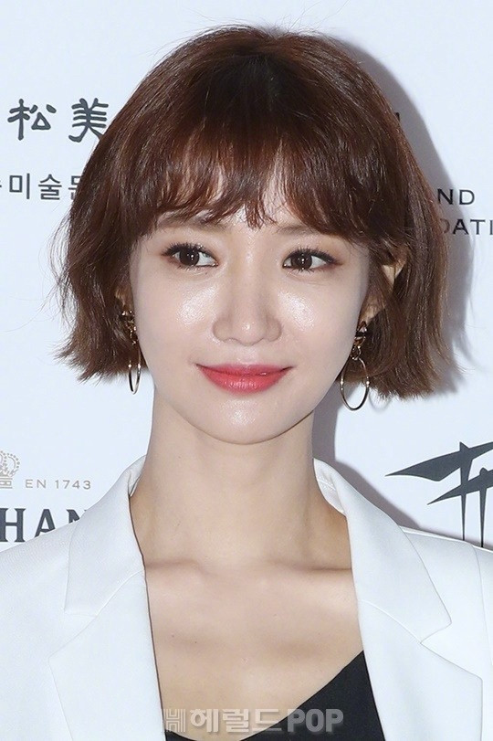 韩国美女明星短发女神高俊熙参加照片展