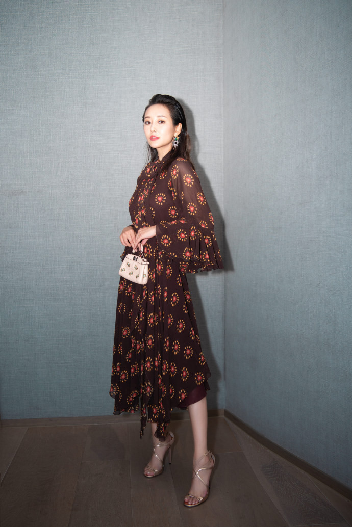 李纯图片_安徽美女明星李纯2018微博时尚V赏形象
