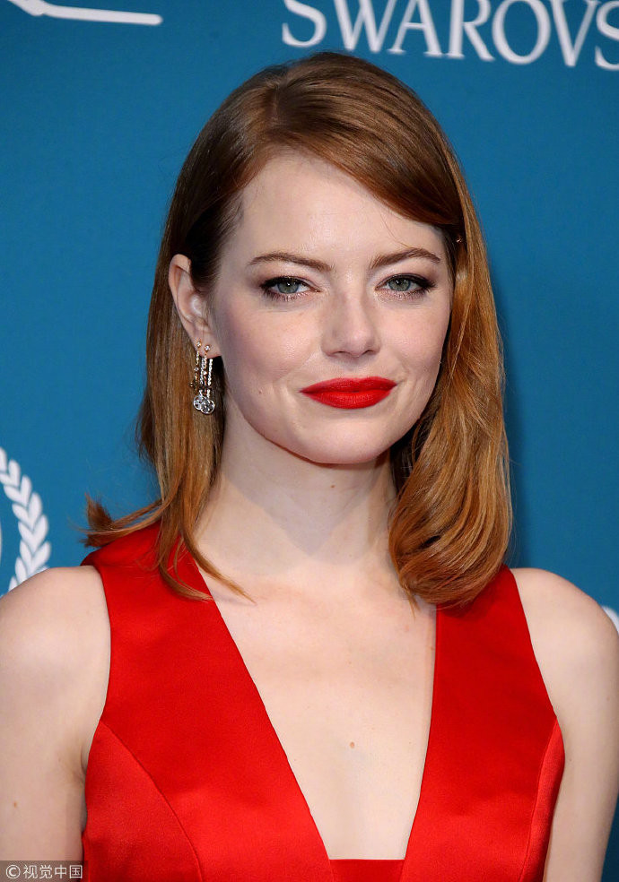 欧美美女明星Emma Stone简单大气的小红裙出席红毯