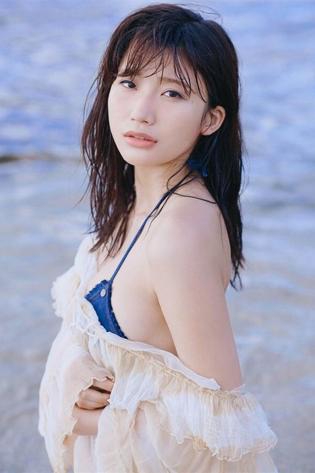 日本美女模特海边性感写真主屏壁纸