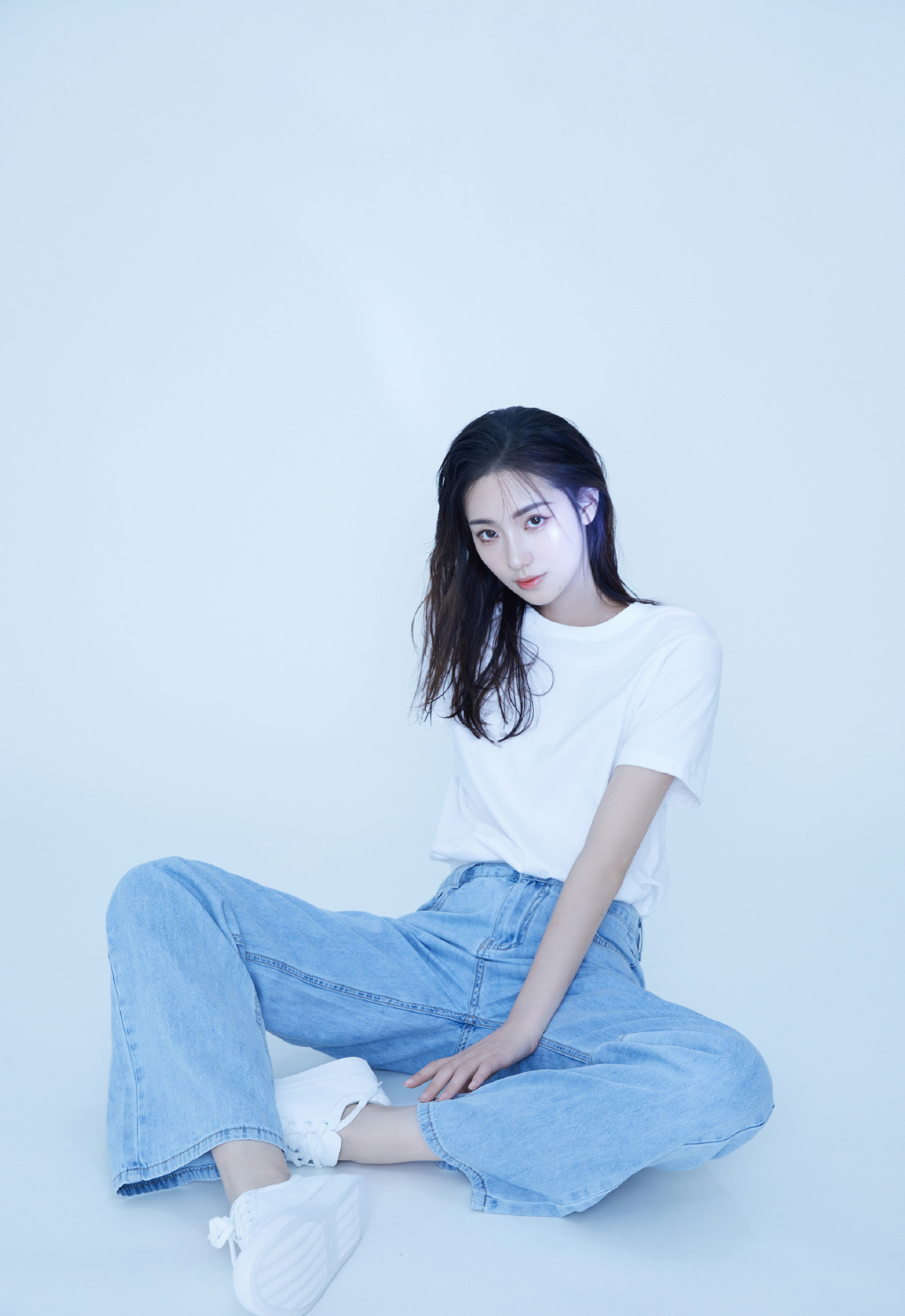 白净美女白衣牛仔裤模特写真