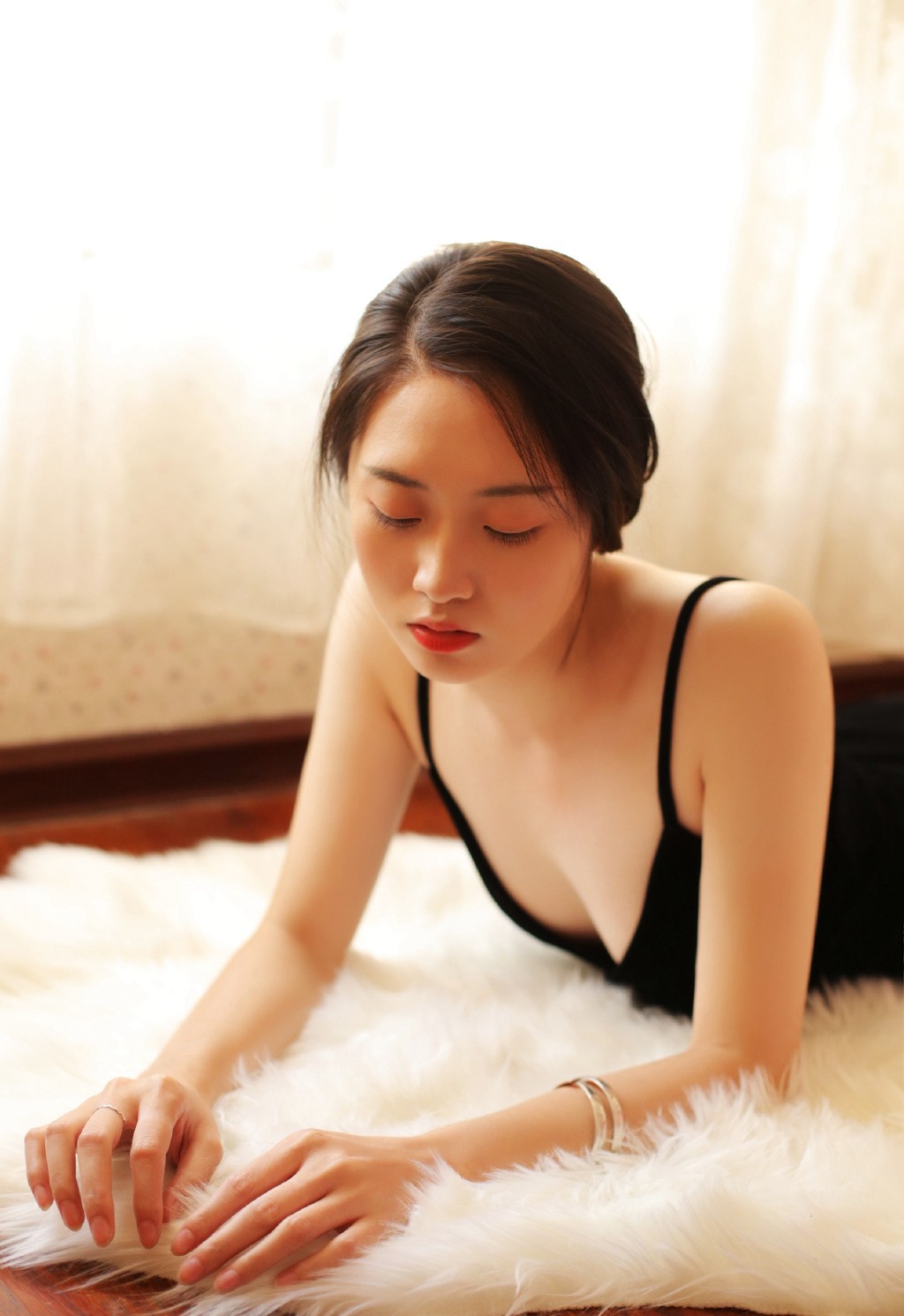 极品成熟美女低胸美乳性感写真