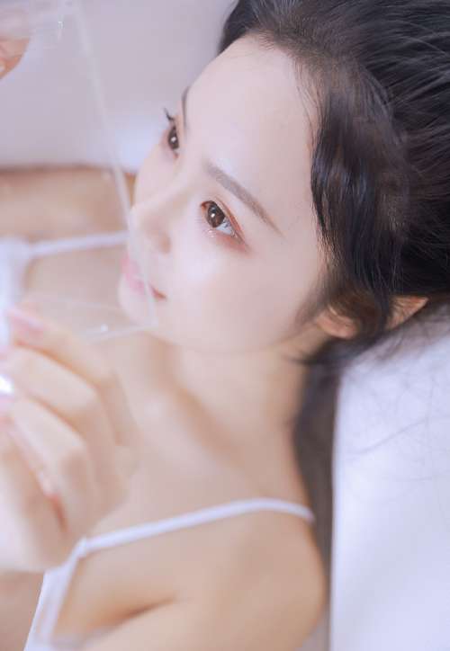 白嫩美女白丝蕾丝睡衣居家私拍写真