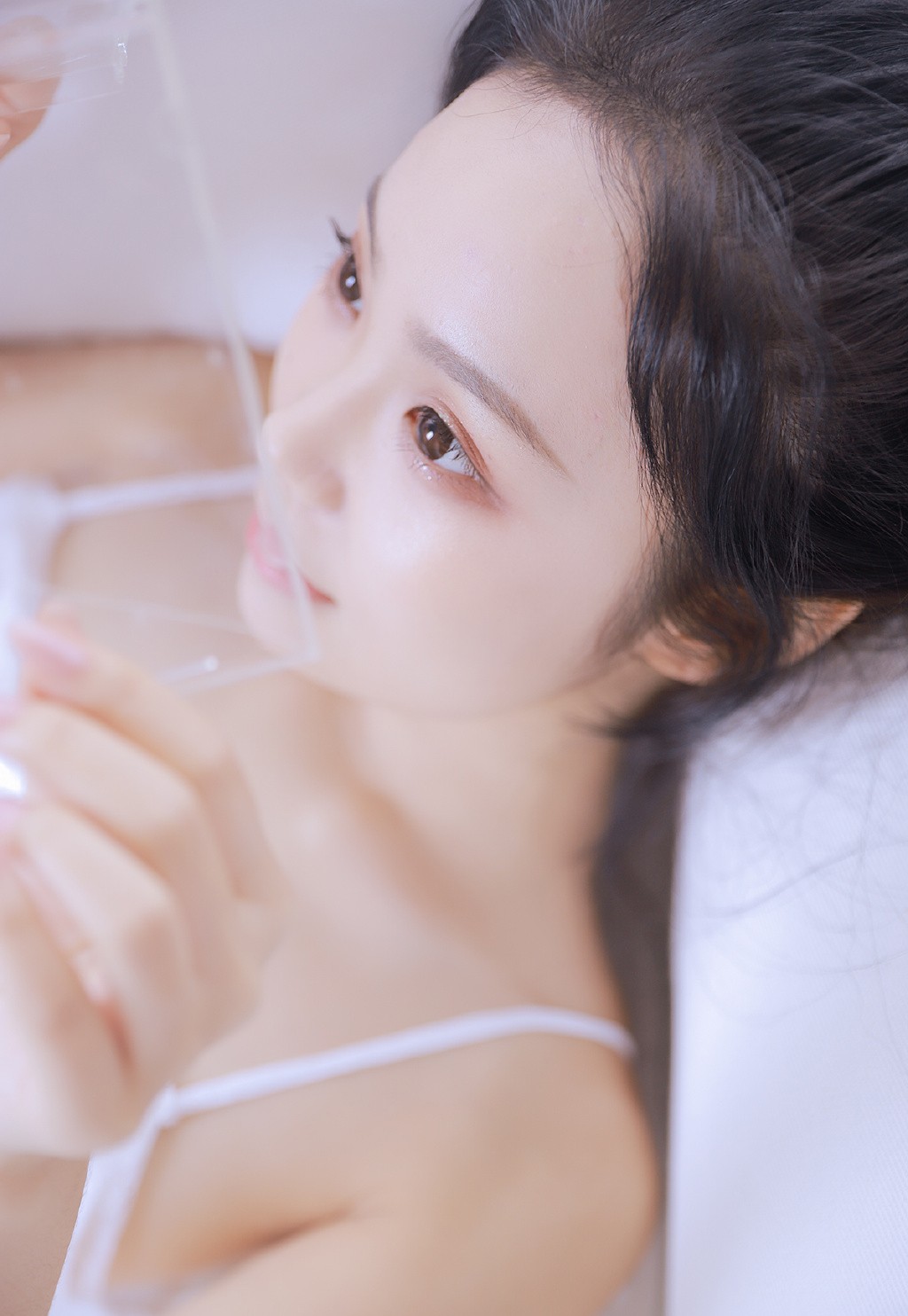 白嫩美女白丝蕾丝睡衣居家私拍写真