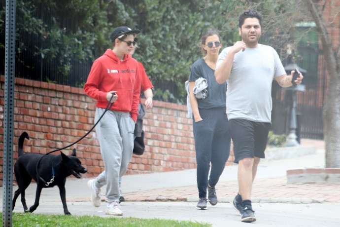 欧美美女明星Kristen Stewart出街徒步遛狗图片