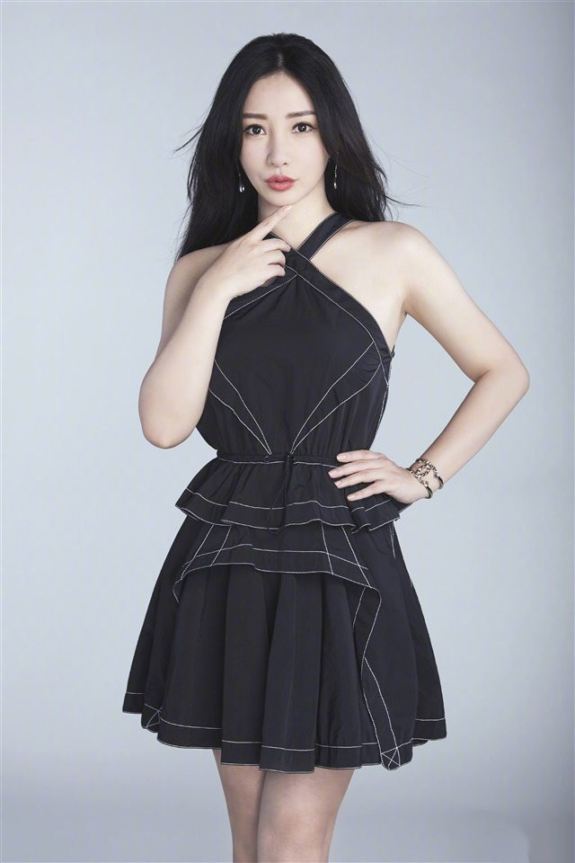 美女明星柳岩露肩性感写真手机桌面壁纸