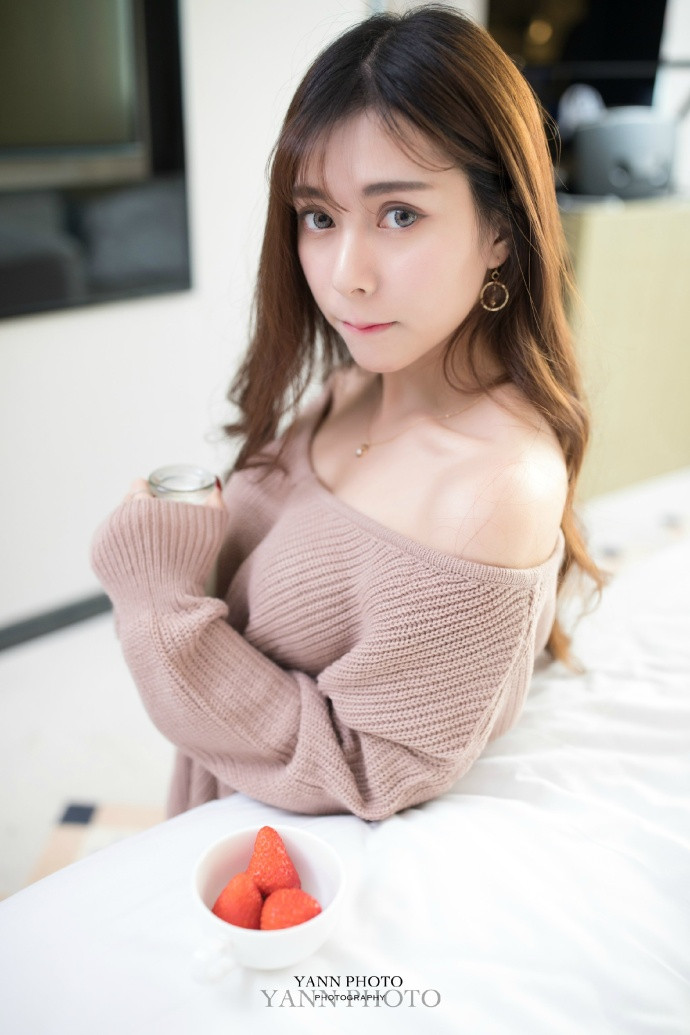 网红美女模特Kinki77吃草莓图片