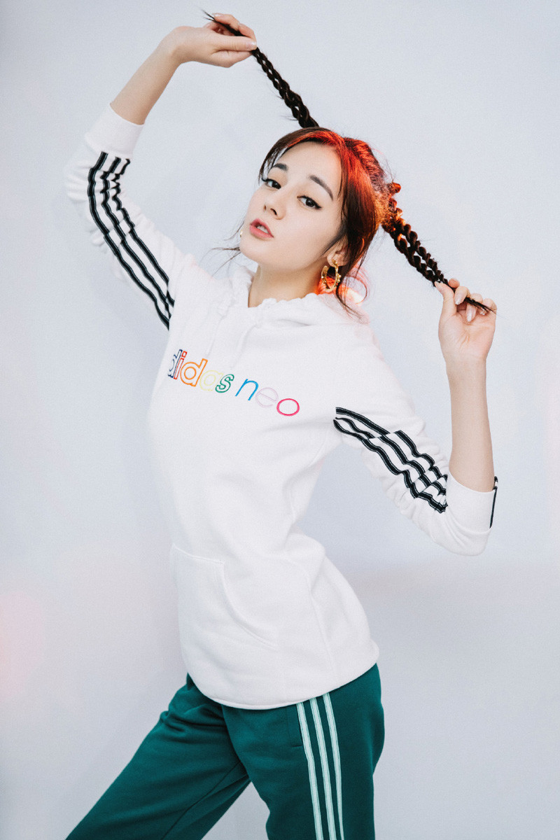 迪丽热巴俏皮活力休闲写真图片手机壁纸