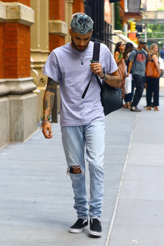 欧美男明星帅哥美渣Zayn Malik蓝色发型纽约出街街