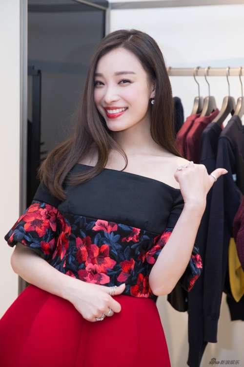 美女明星倪妮图片_倪妮捞金秀香肩迷人写真