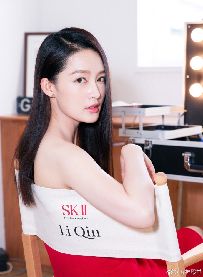 优雅清新气质美女明星李沁身着火红长裙出席活