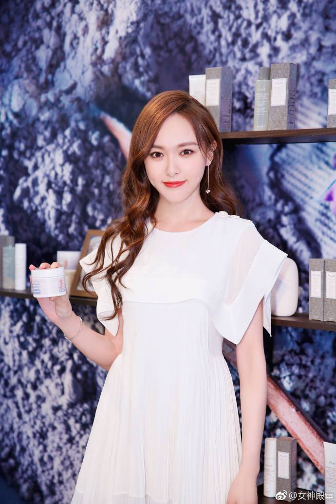 上海美女明星内地女演员唐嫣置身花海图片