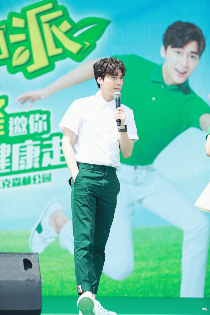 中国内地男明星小鲜肉李易峰出席某活动颜值气