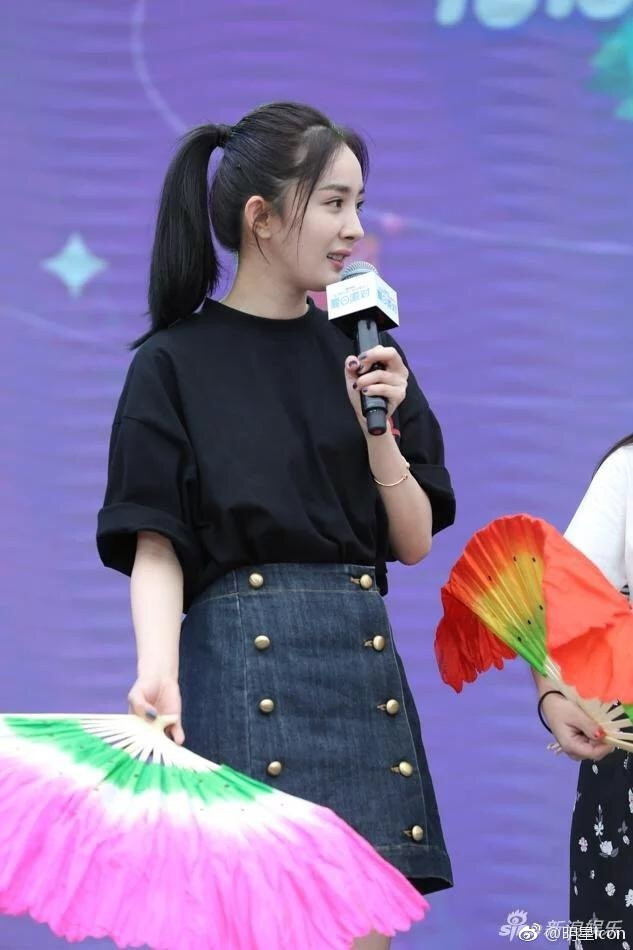 北京美女明星杨幂头扎马尾活力满满少女范儿亮